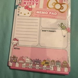 Hello Kitty memo pad w/pen